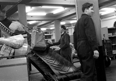 128926 Afbeelding van de lopende band voor postzakken in het Stationspostkantoor (Laan van Puntenburg 5) te Utrecht.